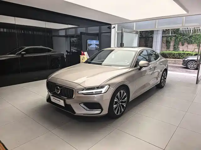 Volvo S60 2025 B4 Smart Elite Luxury Edition — фото 1