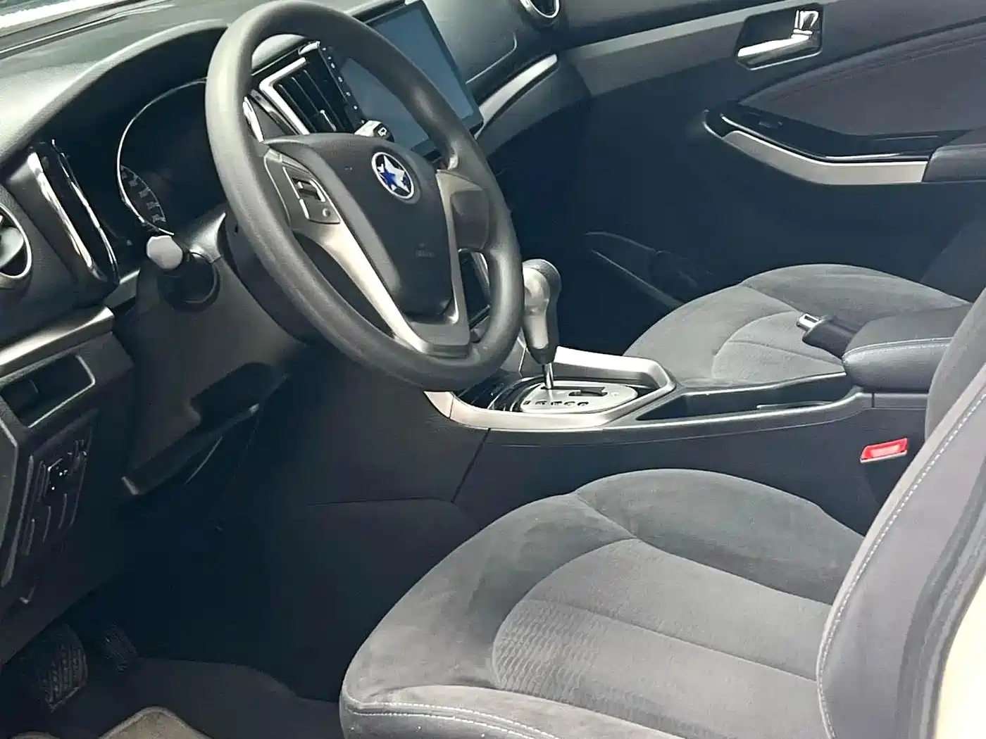 Venucia T70 2016 2016 2.0L CVT Rui Xing Edition