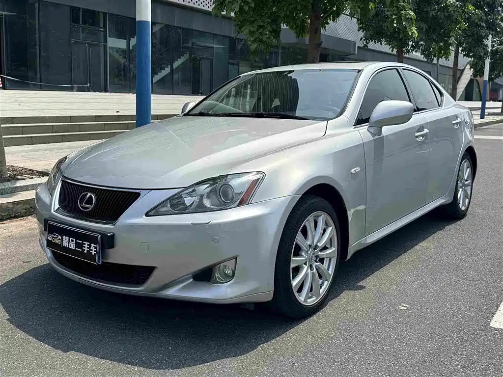Фото 1 - Lexus IS