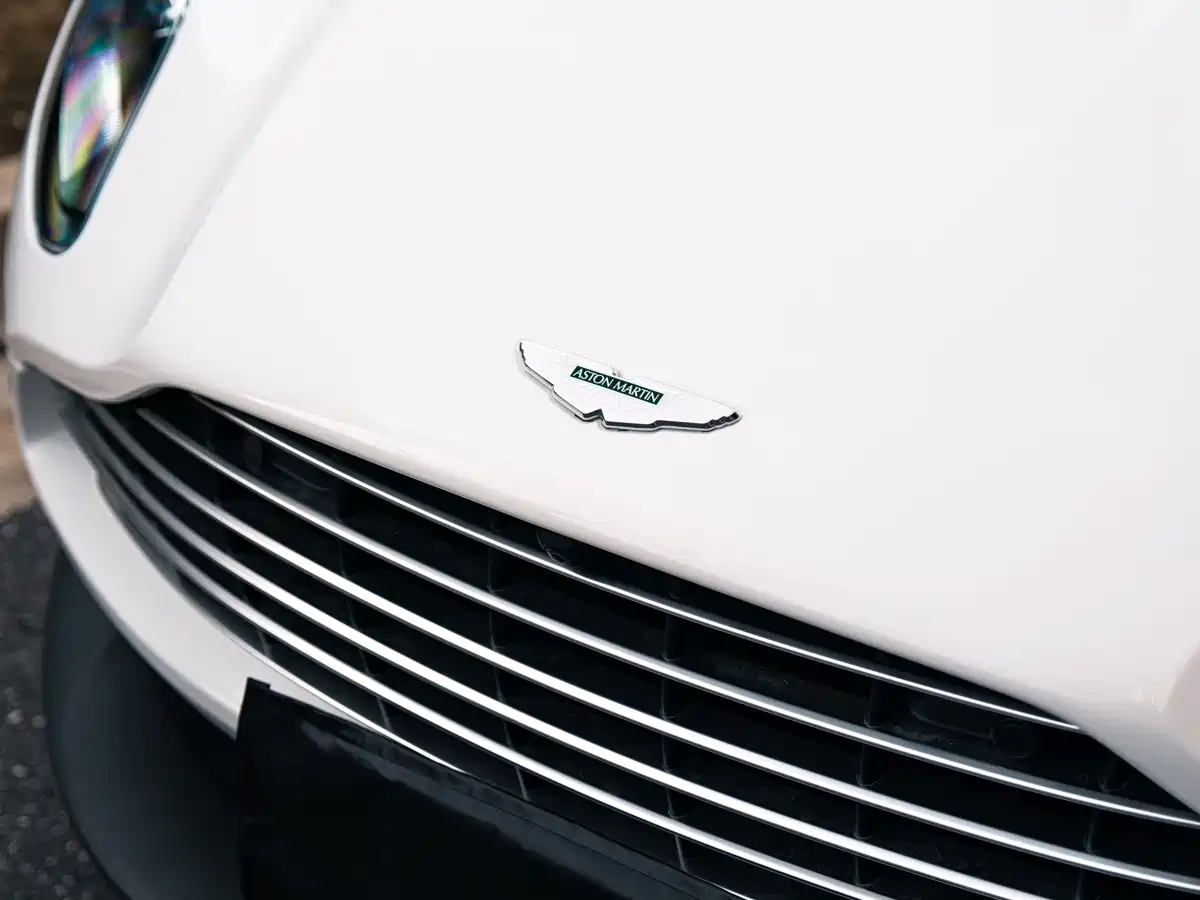 Фото 10 - Aston Martin DB11