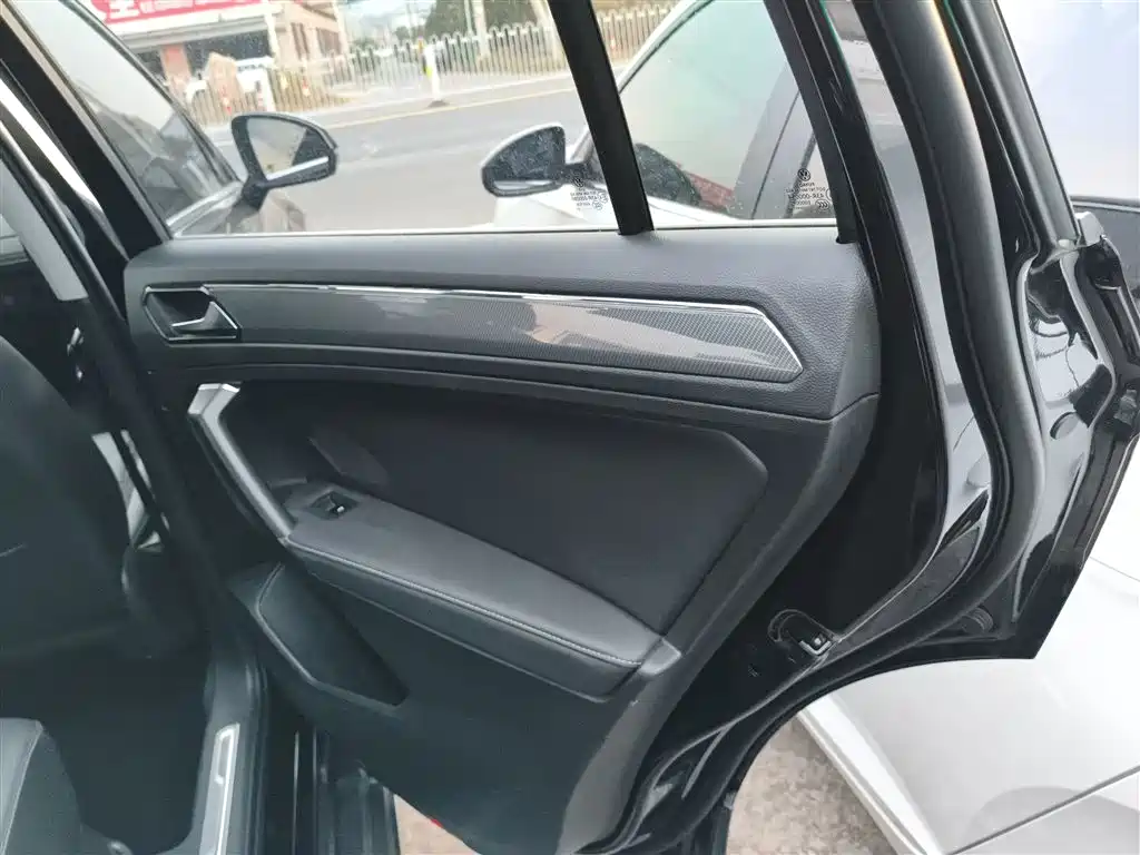 Volkswagen Tiguan L 2021 330TSI Automatic 2WD R-Line Premium фото 16