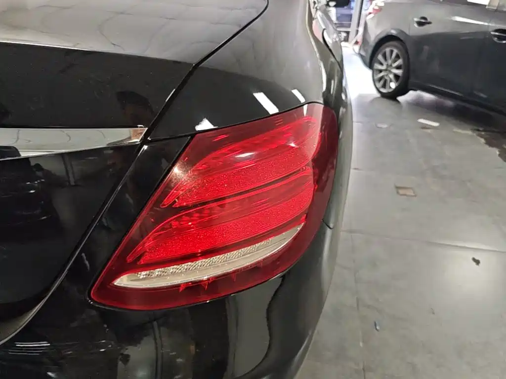 صورة 8 - Mercedes-Benz E-Class