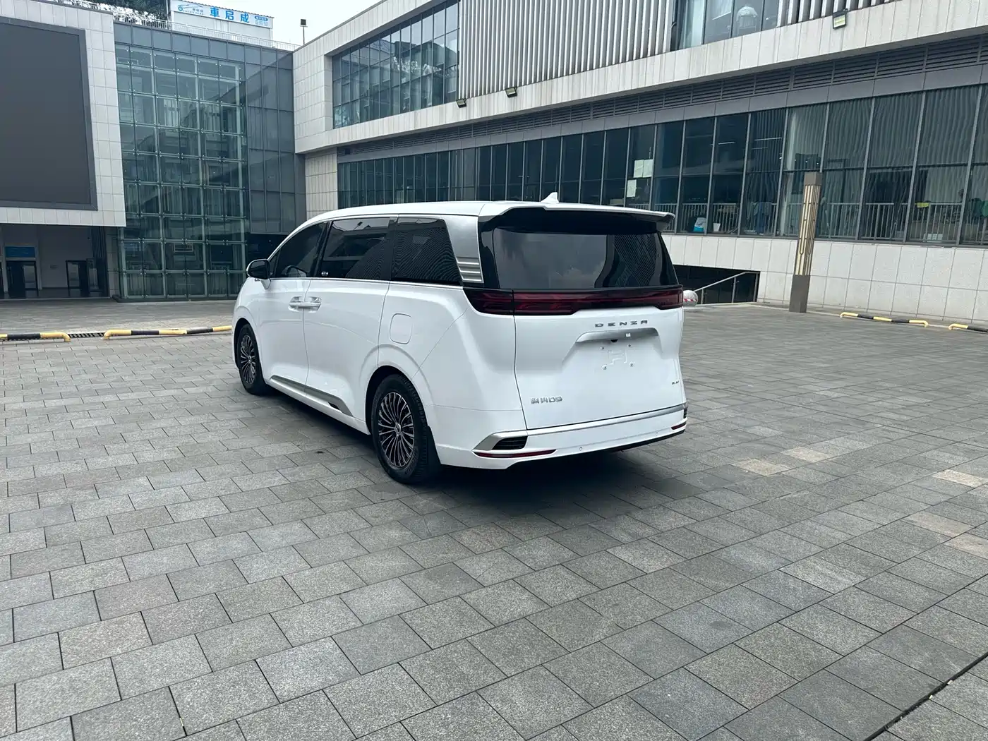 Denza D9 2024 EV 600 AWD Premium фото 6