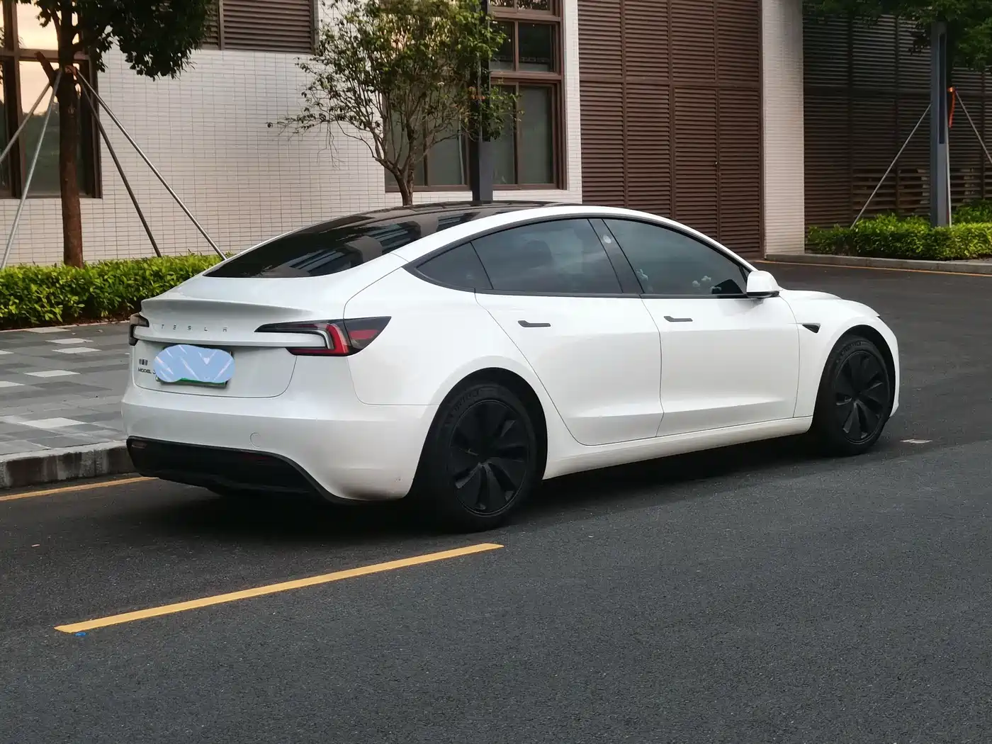 Фото 4 - Tesla Model 3