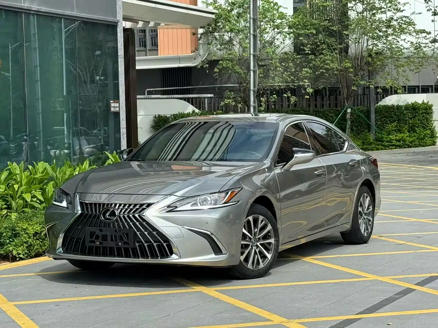 Photo 1 - Lexus ES
