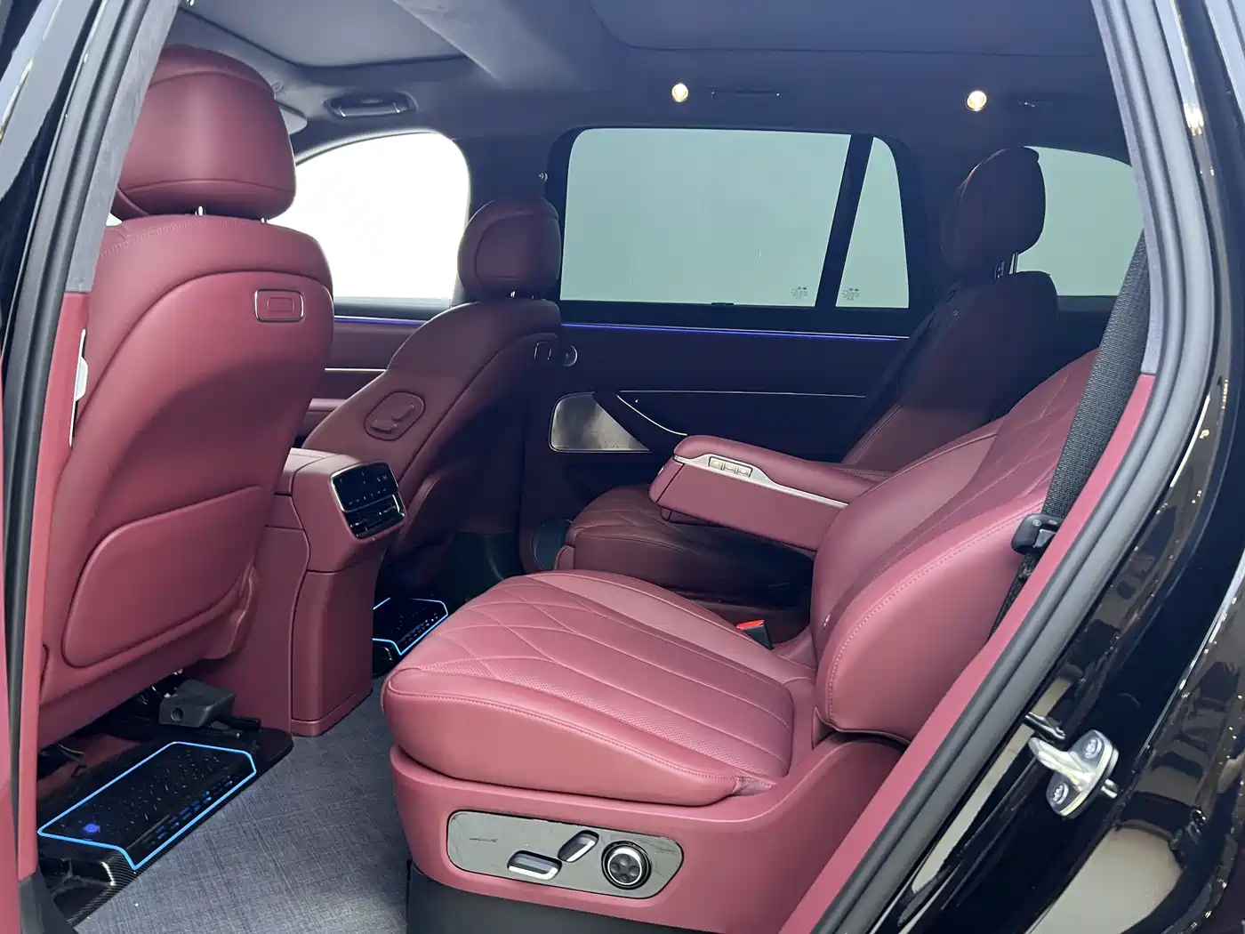 AITO Wenjie AITO M8 2025 Pure Electric Max+ 6-seater AWD фото 8