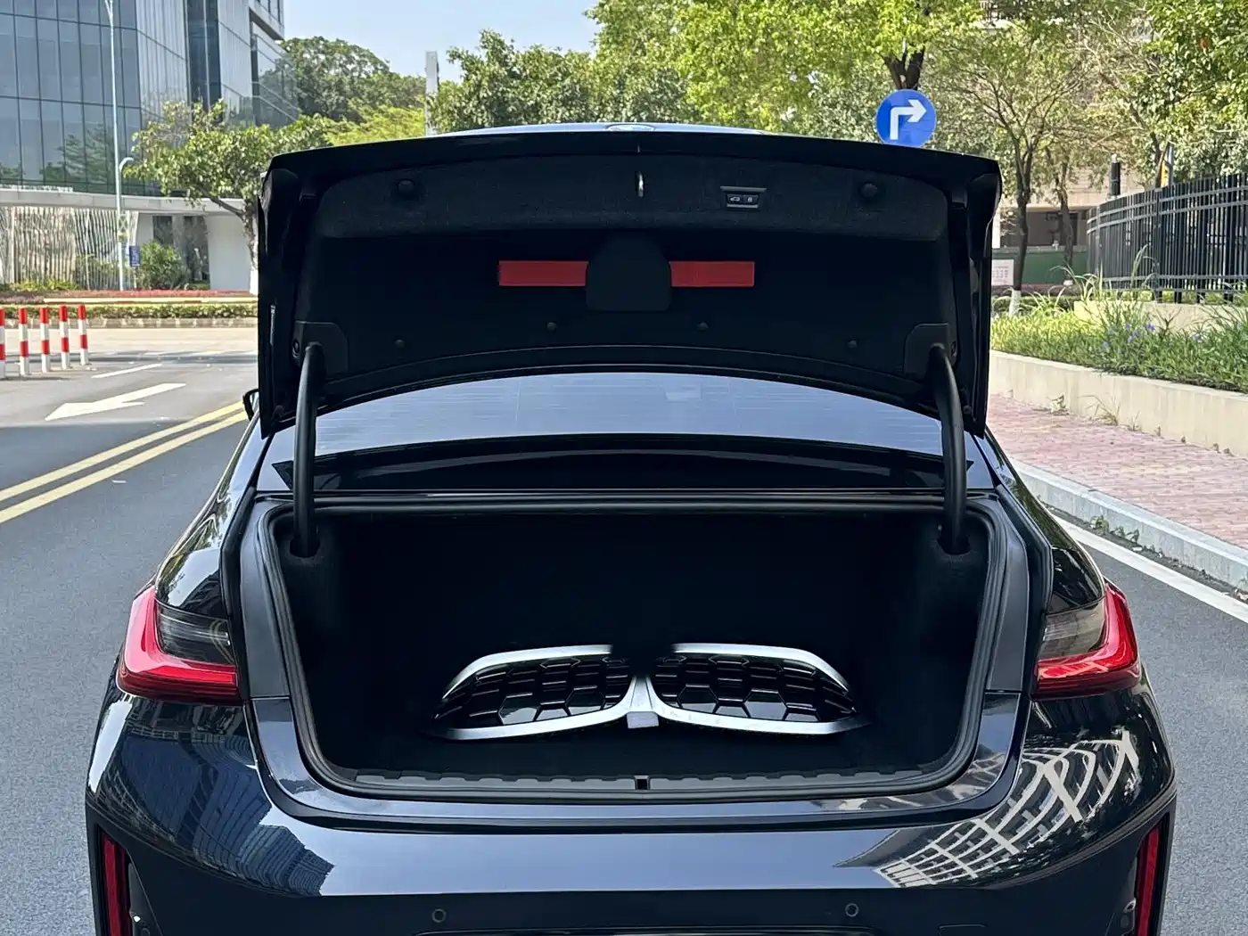 BMW 3 Series 2025 325Li M Sport Package фото 7