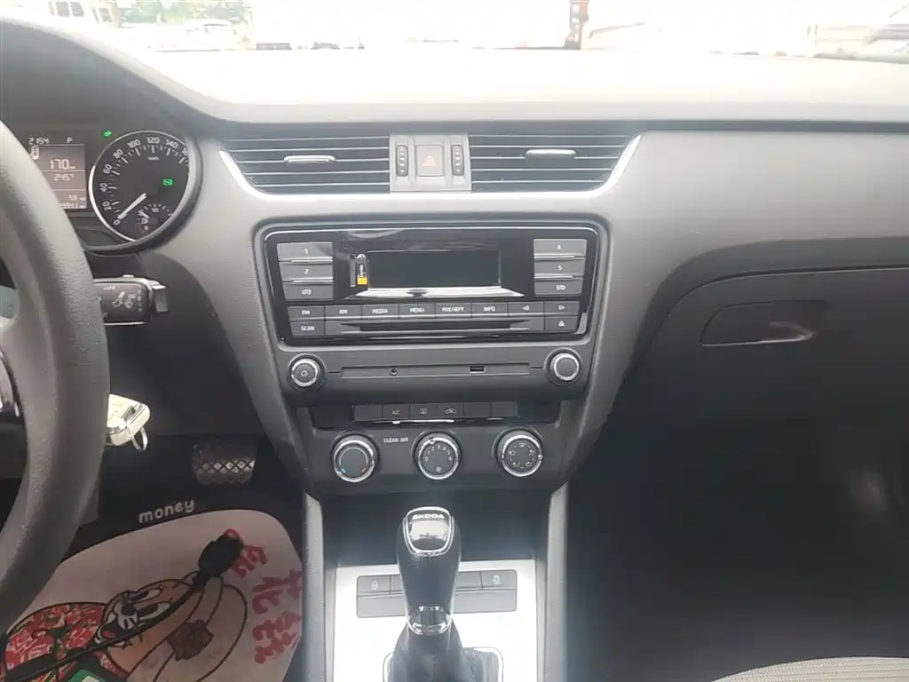 Škoda Octavia 2017 1.6L Automatic Pioneer Edition фото 13