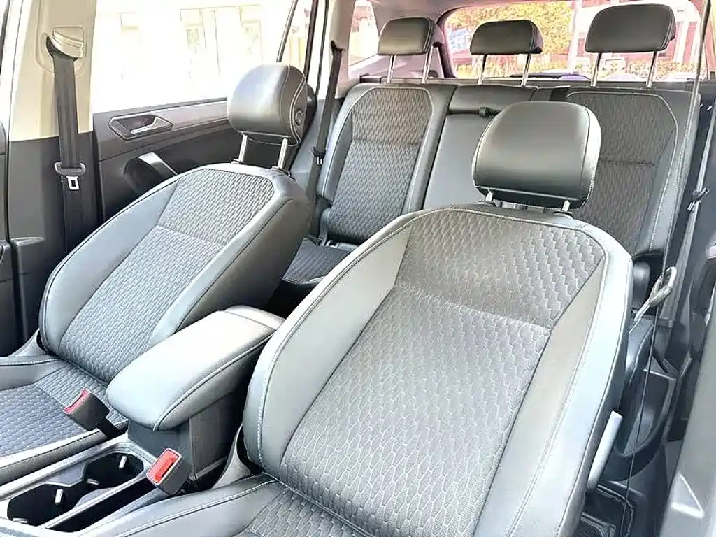 Photo 9 - Volkswagen Tiguan L