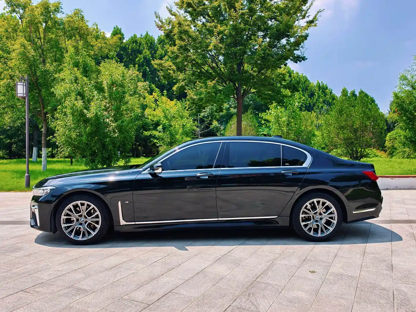 Photo 3 - BMW 7 Series