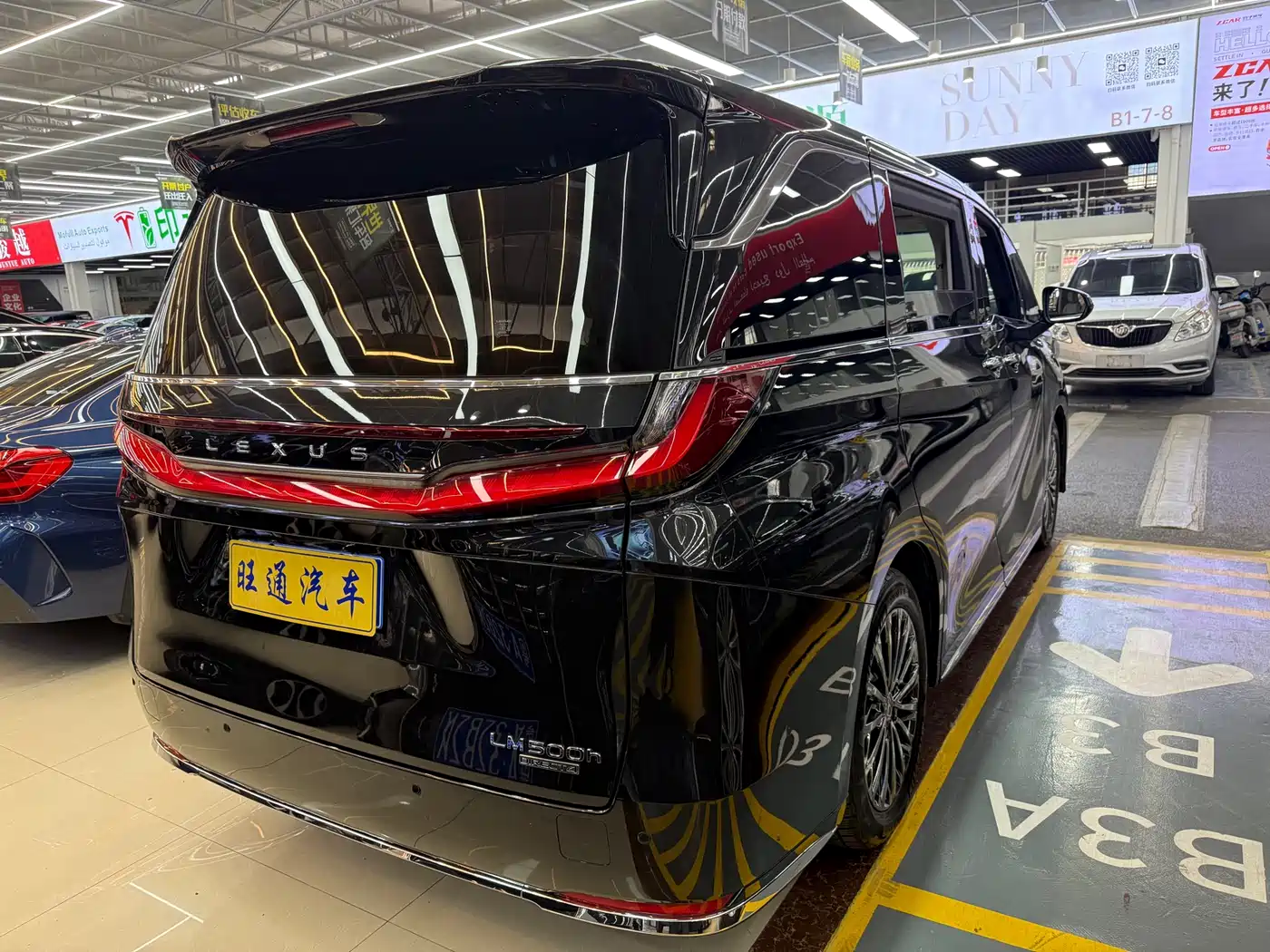 Lexus LM 2023 500h 6-Seater Prestige Edition фото 5
