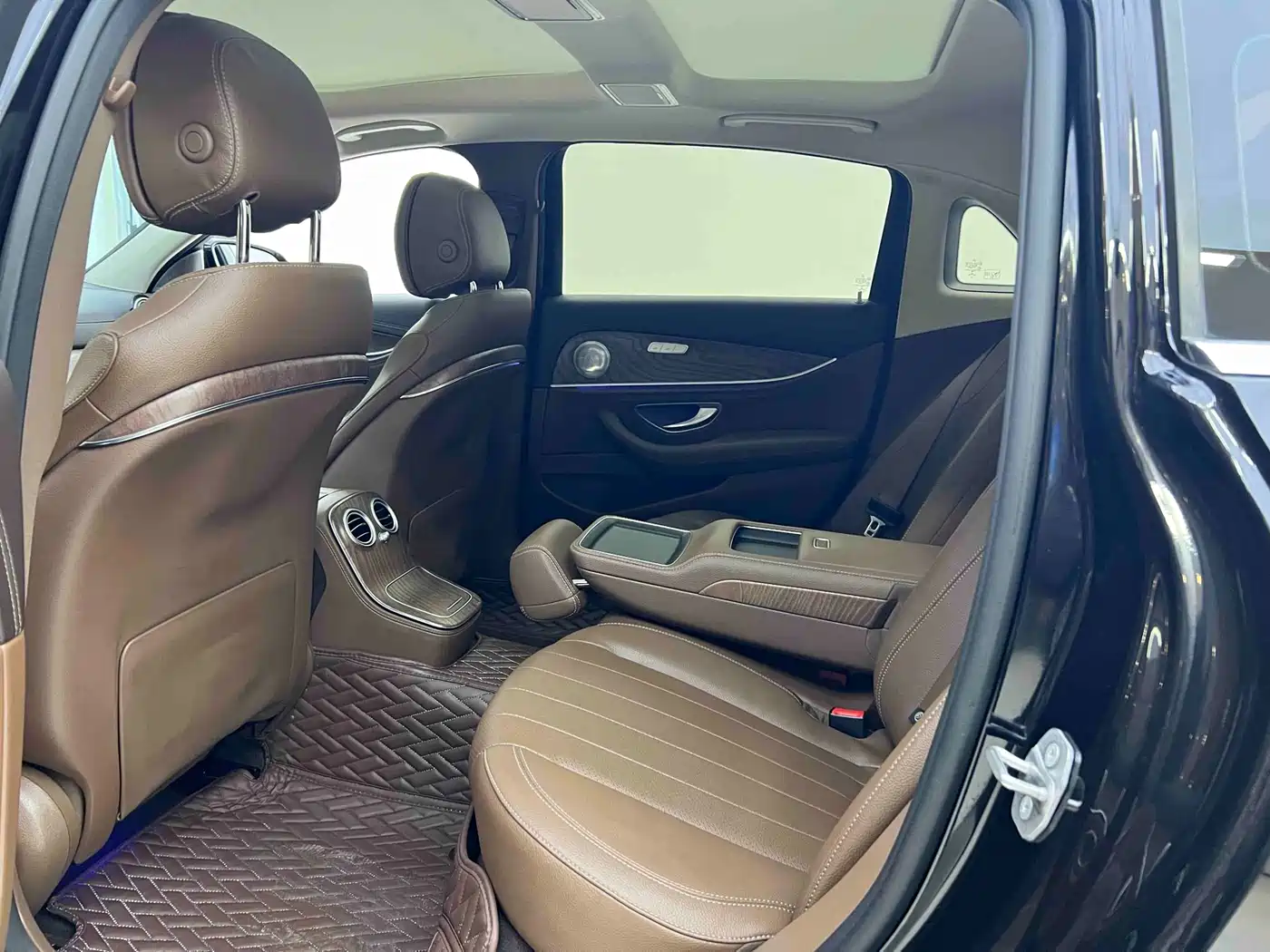 Mercedes-Benz E-Class 2022 E 260 L фото 13