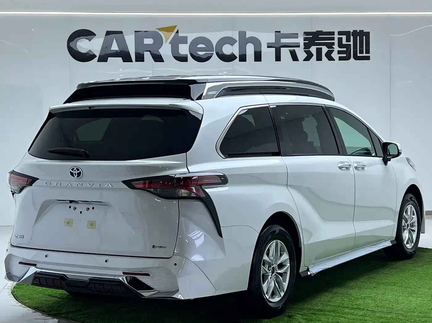 Toyota Granvia 2024 2.5L Hybrid Comfort фото 5
