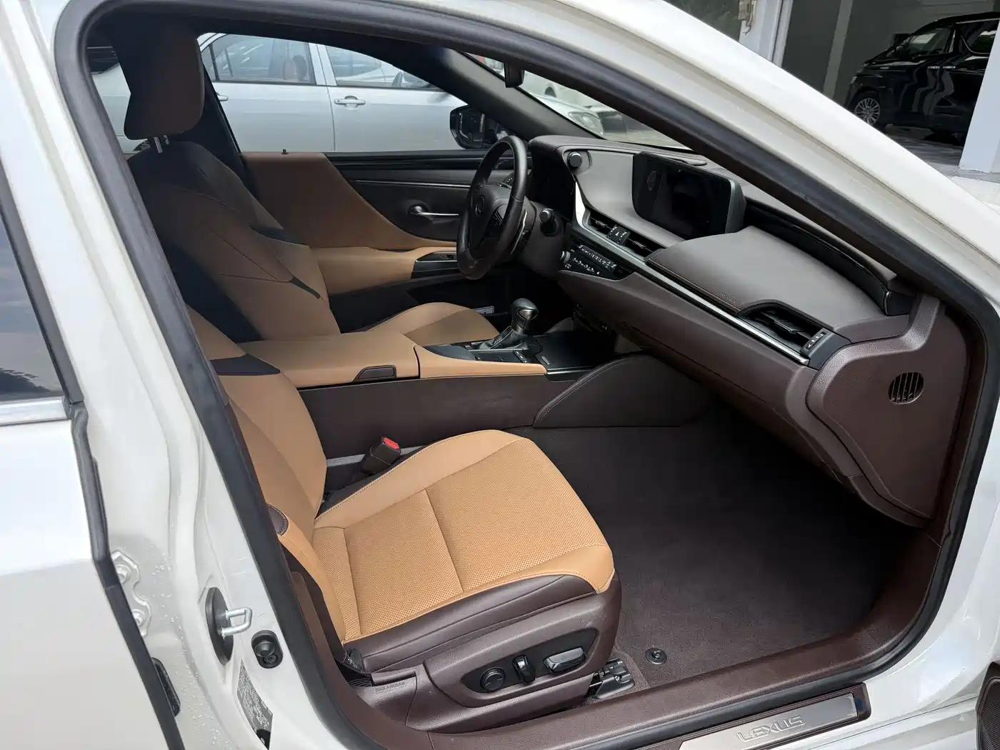 Фото 11 - Lexus ES