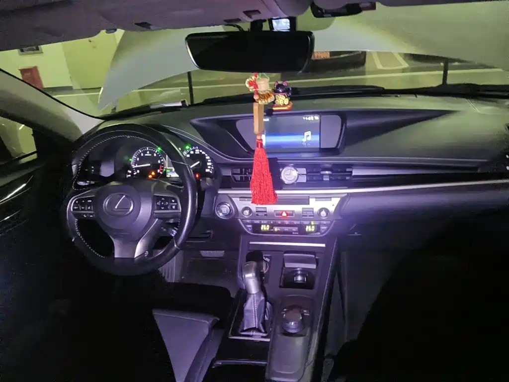 Photo 12 - Lexus ES