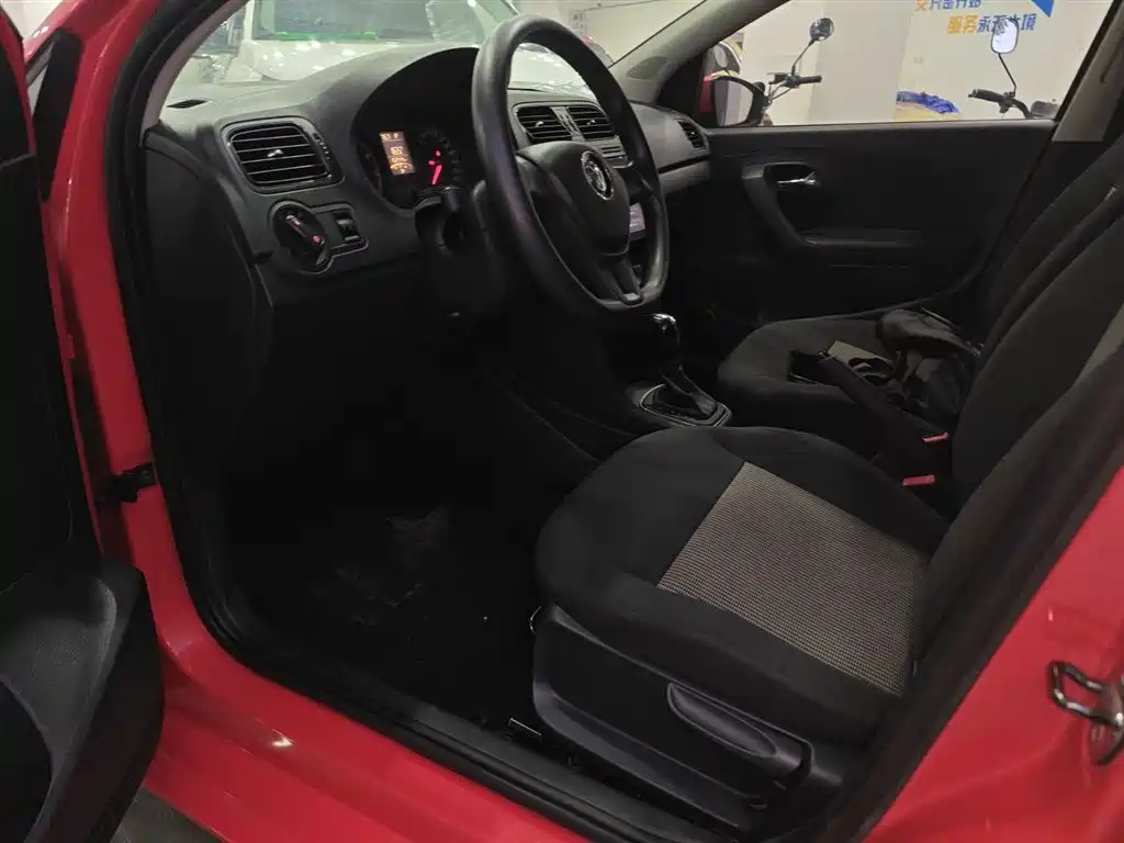 Volkswagen Polo 2016 1.4L Automatic Trend фото 16