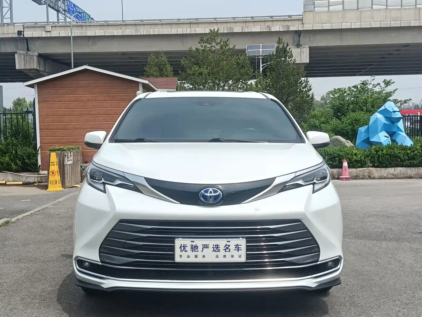 Toyota Sienna 2021 2.5L Hybrid Premium Edition фото 2