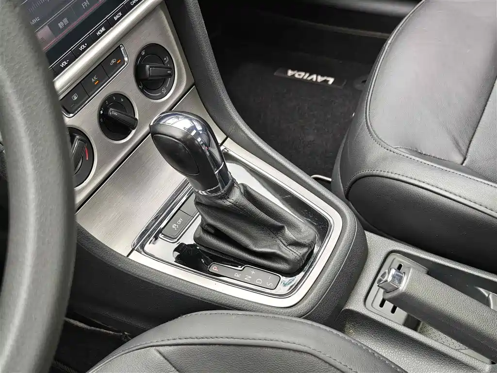 Volkswagen Lavida 2015 1.6L Automatic Comfort Edition фото 9