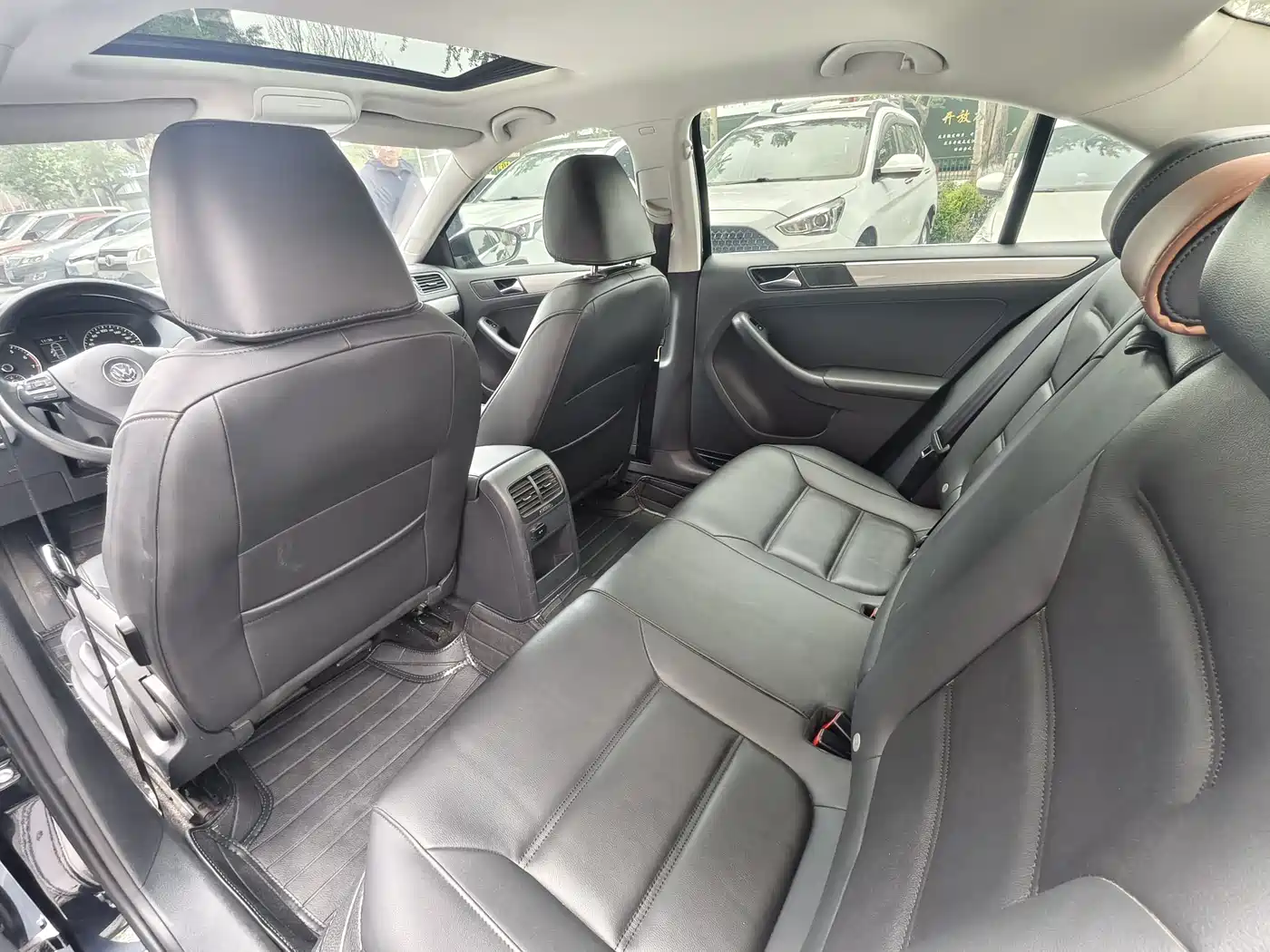 Volkswagen Sagitar 2014 1.4TSI Automatic Luxury фото 9