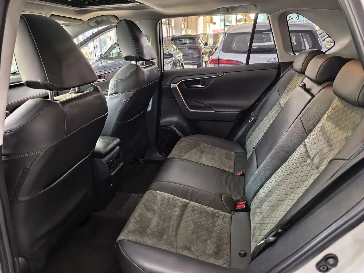 Toyota RAV4 Rongfang 2022 2.0L CVT 4WD Premium Edition фото 18