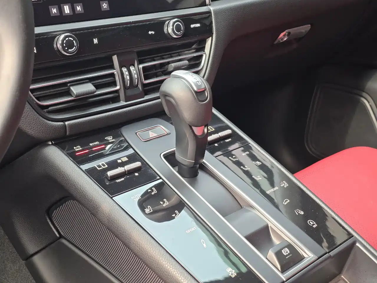 Photo 13 - Porsche Macan
