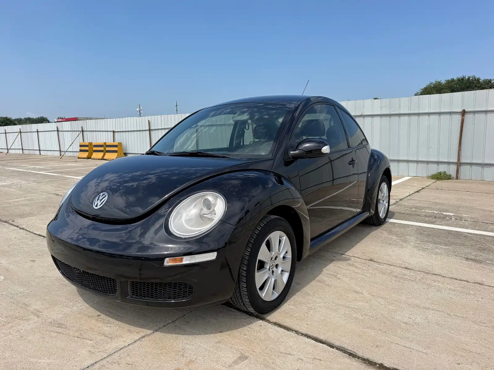 Photo 1 - Volkswagen Beetle