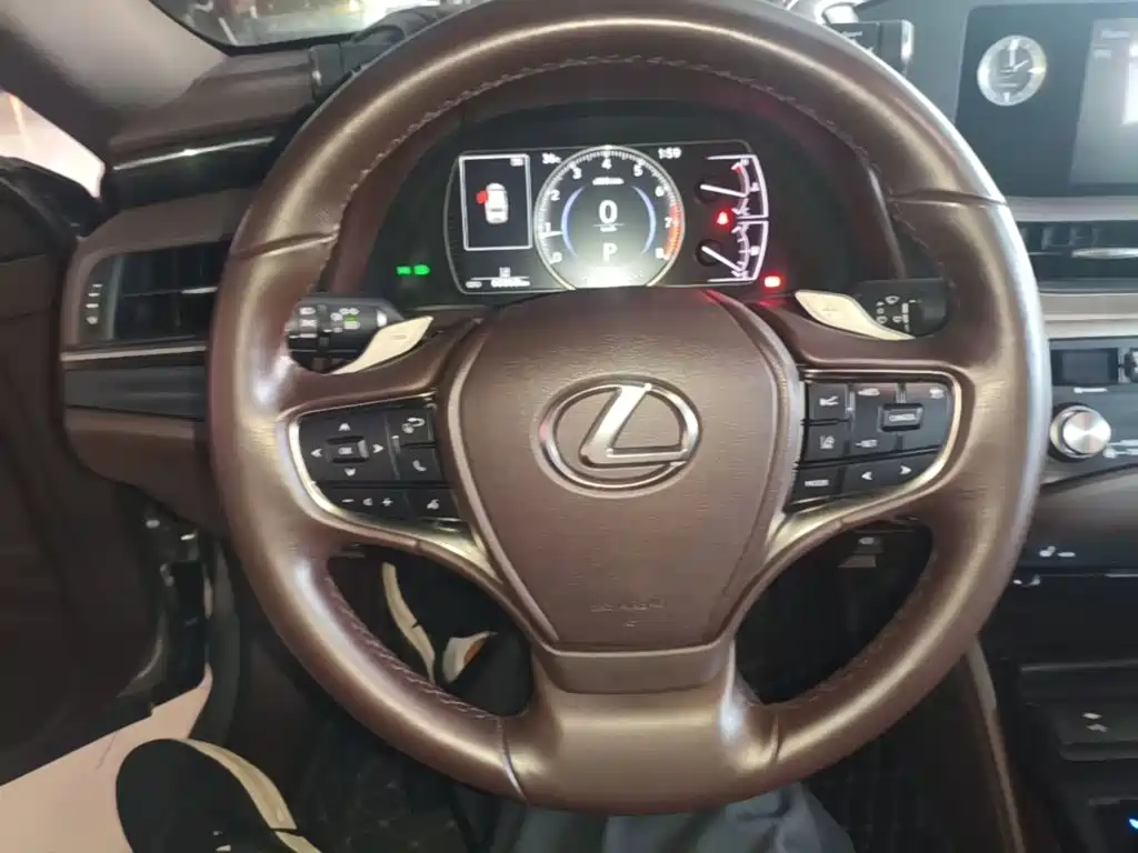 Фото 11 - Lexus ES
