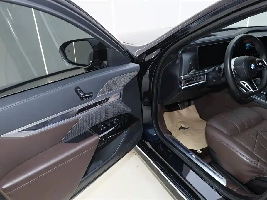 BMW 7 Series 2023 740Li Exclusive M Sport Package фото 26