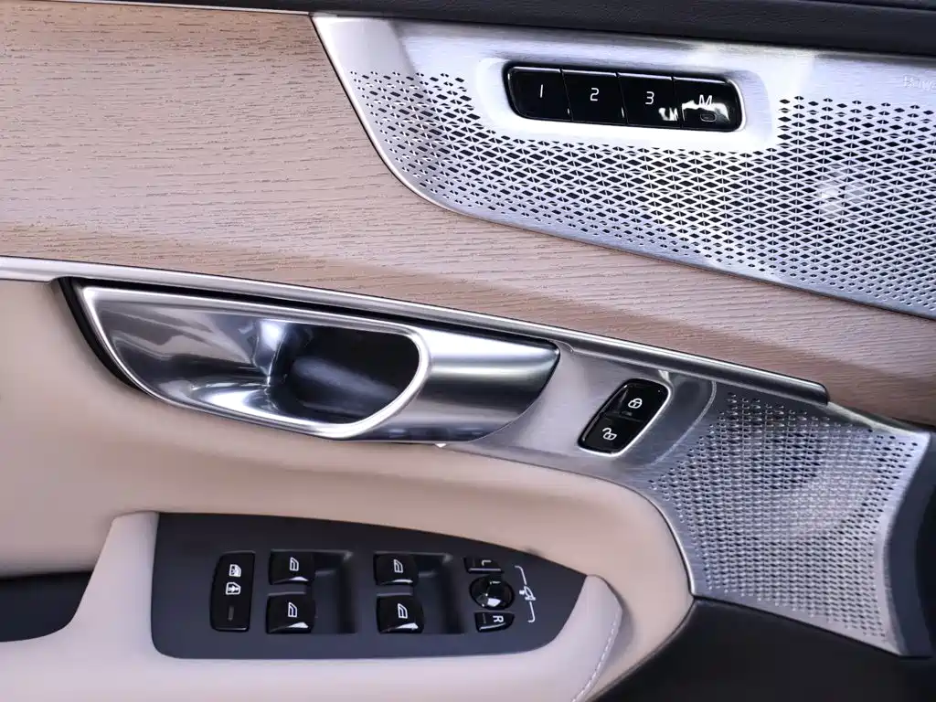 Volvo XC90 2025 2025 Facelift B6 Smart Elegance Luxury 6-seater
