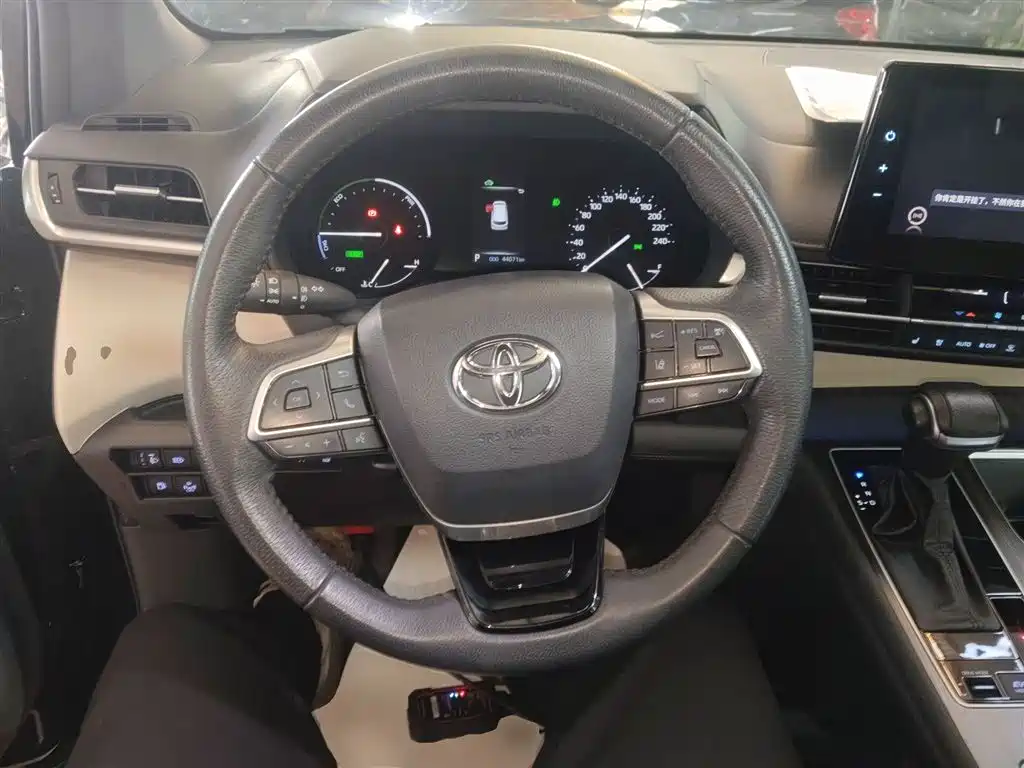 Toyota Granvia 2022 2.5L Hybrid Noble Edition фото 3