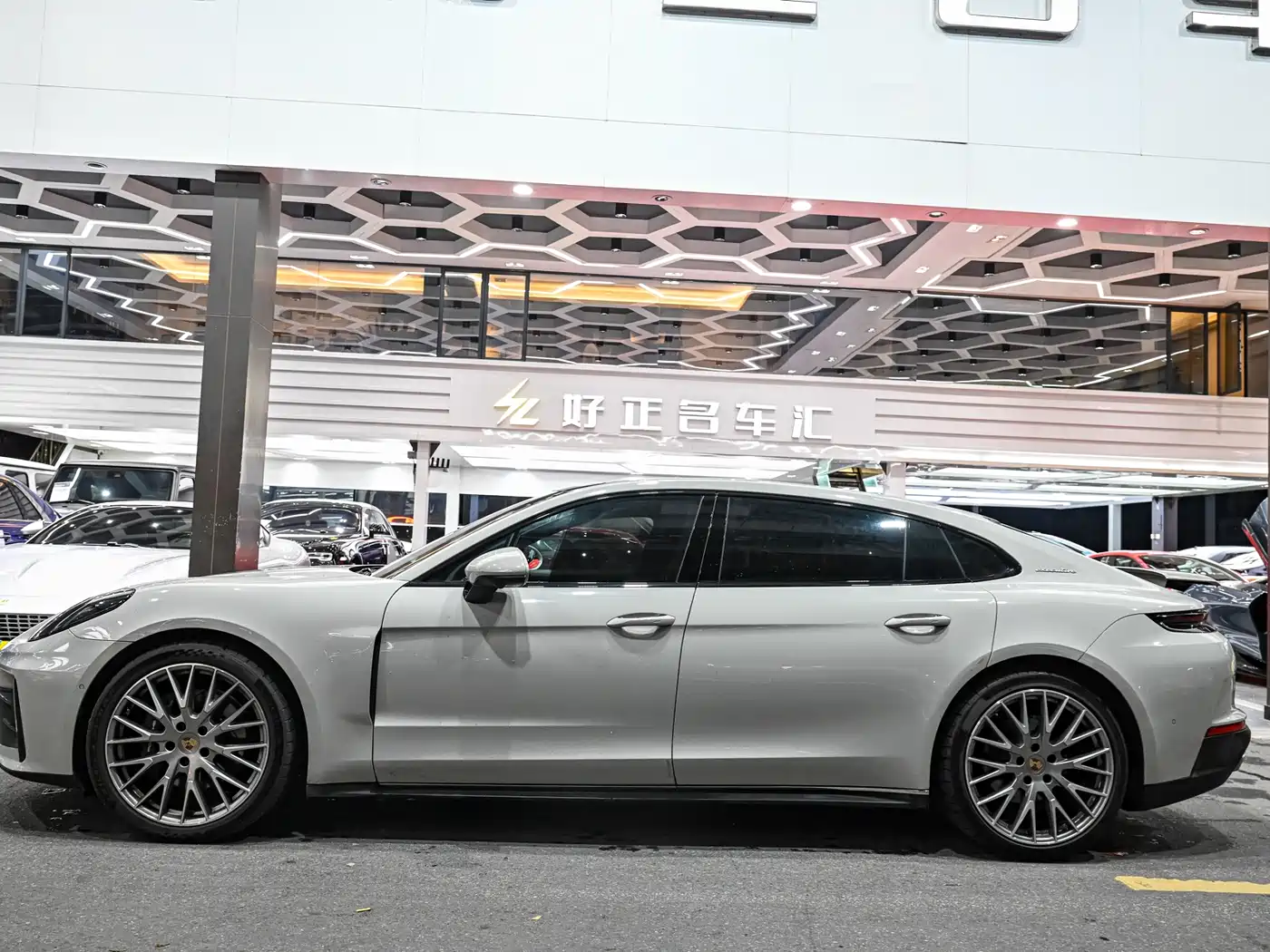 Porsche Panamera 2024 Panamera 4 Executive Long Wheelbase 2.9T фото 3
