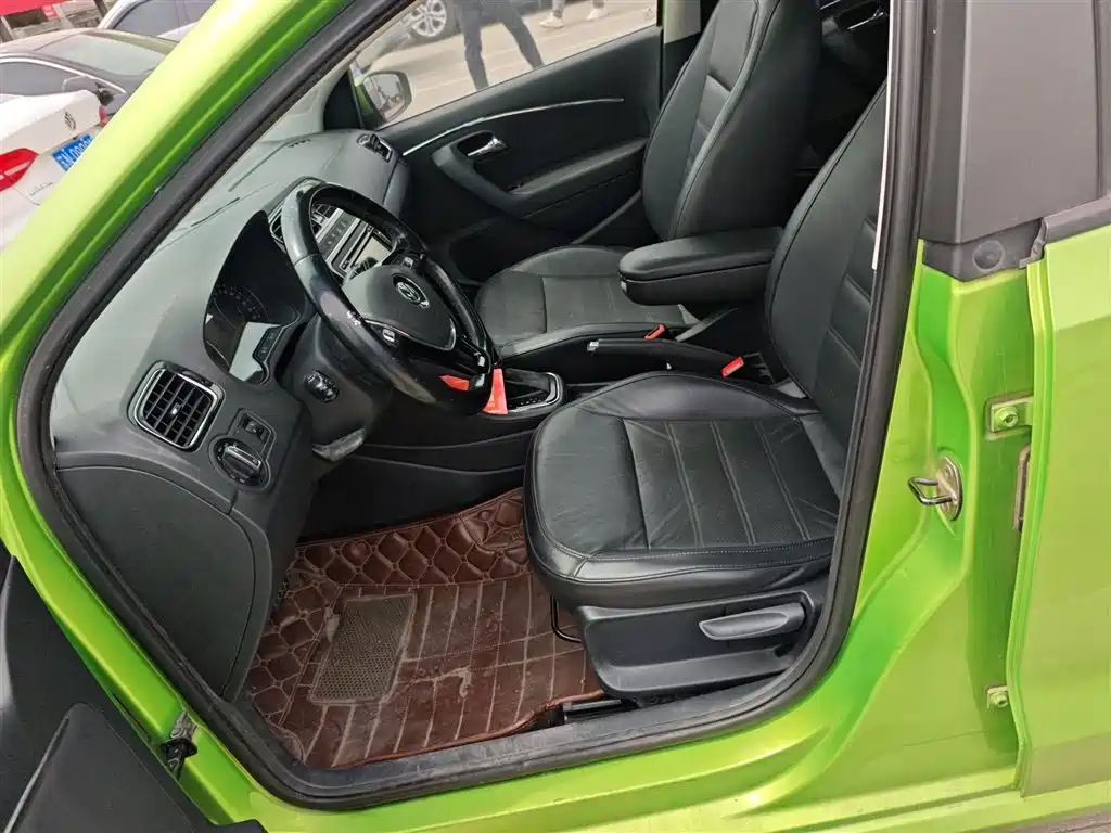 Volkswagen Polo 2014 1.6L Automatic Luxury Edition фото 11