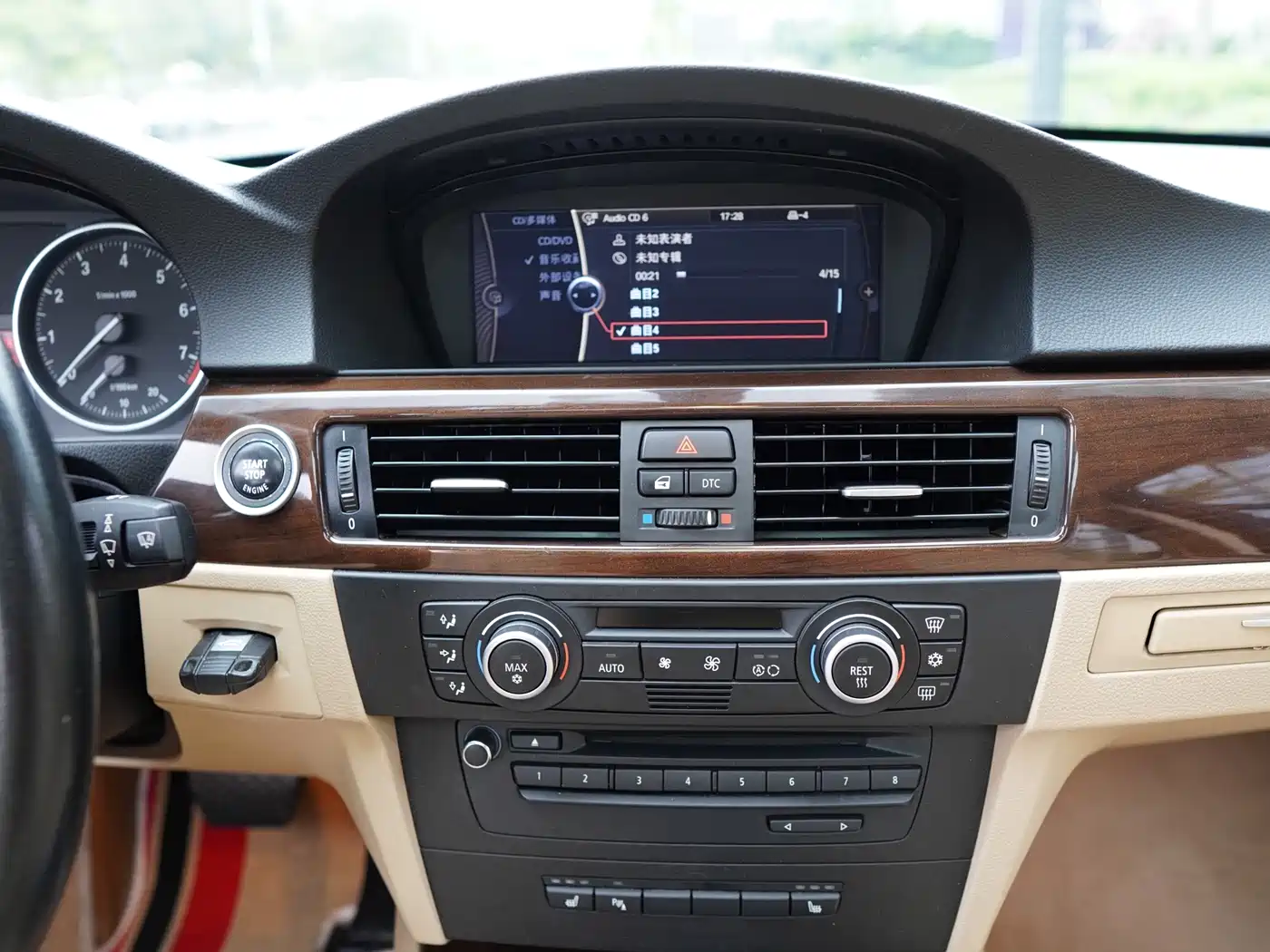 BMW 3 Series 2009 325i Luxury фото 9