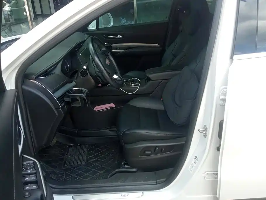 Фото 9 - Cadillac XT4