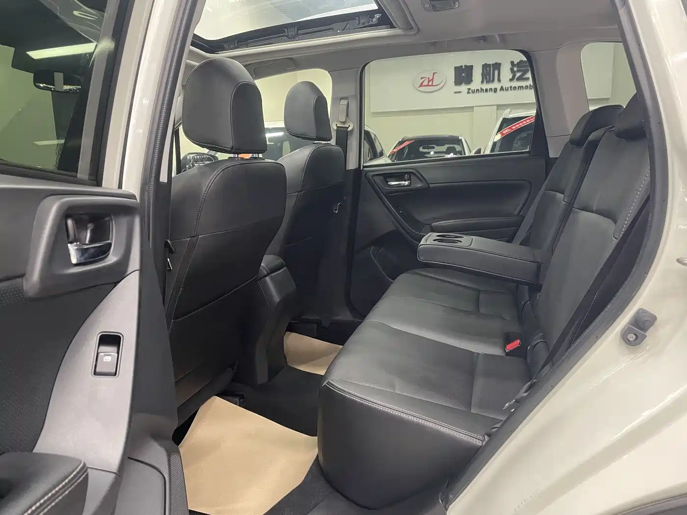 Subaru Forester 2015 2.0i Special Commemorative Edition фото 16