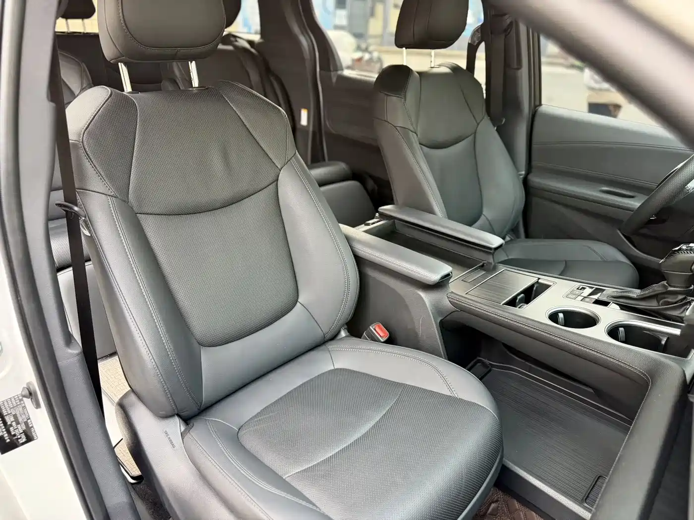 Toyota Sienna 2023 2.5L Hybrid Premium Edition фото 15