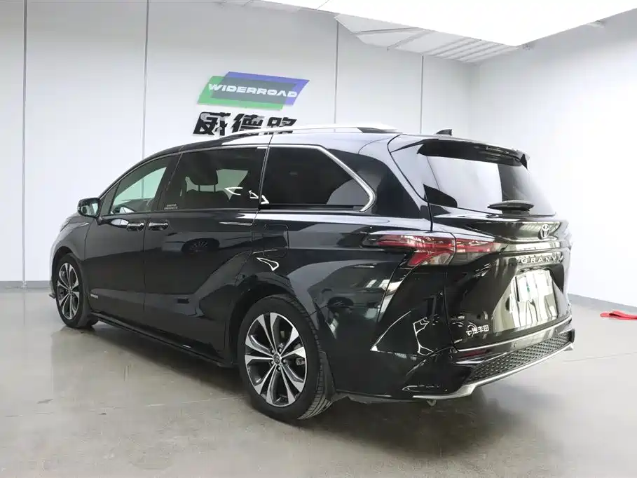 Toyota Granvia 2022 2.5L Hybrid Premium Edition фото 6