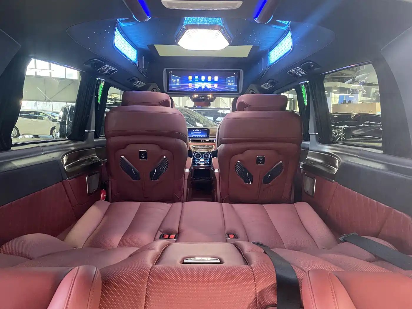 Mercedes-Benz V-Class 2024 V 300 L Long Wheelbase Luxury Edition фото 17