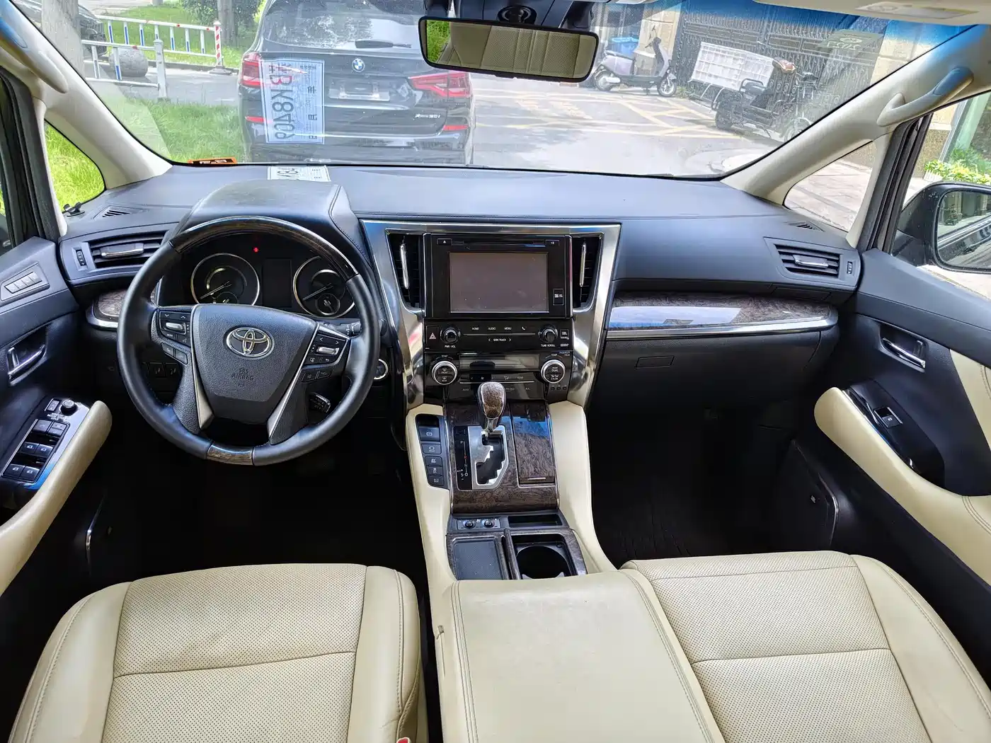 Toyota Vellfire 2019 Hybrid 2.5L HV Premium Edition фото 10