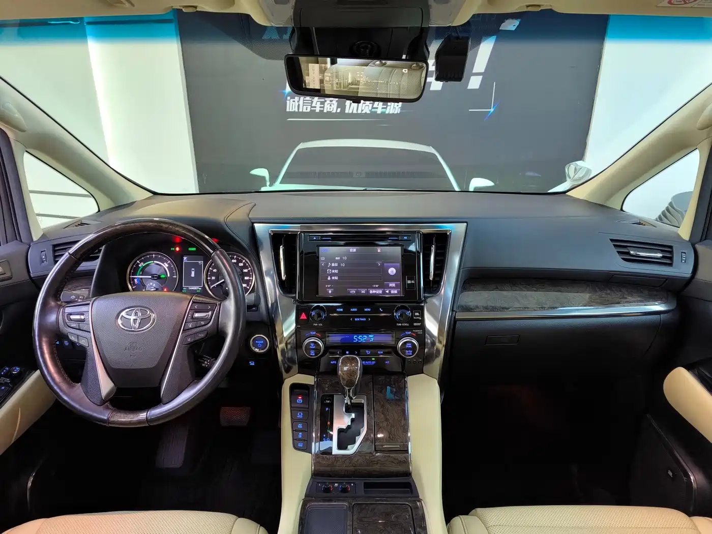Toyota Vellfire 2019 Hybrid 2.5L HV Premium Edition фото 17