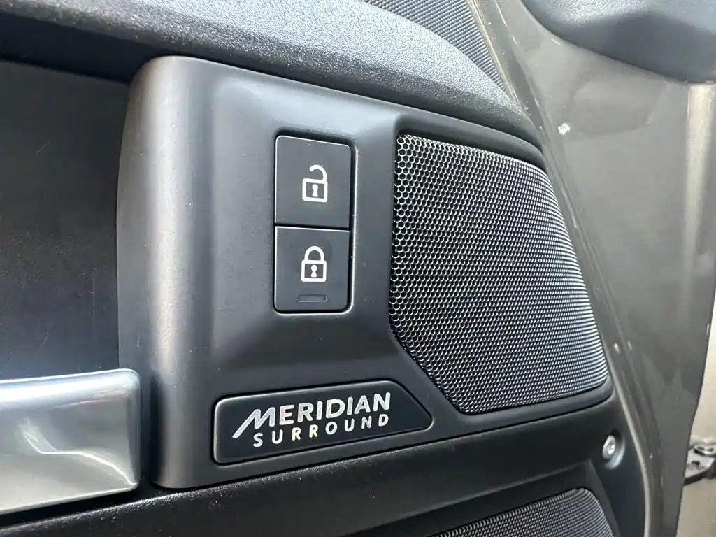 Land Rover Defender 2025 110 3.0T P400 X фото 23