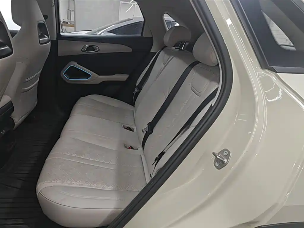 BYD Yuan UP 2024 401KM Surpass Edition фото 17