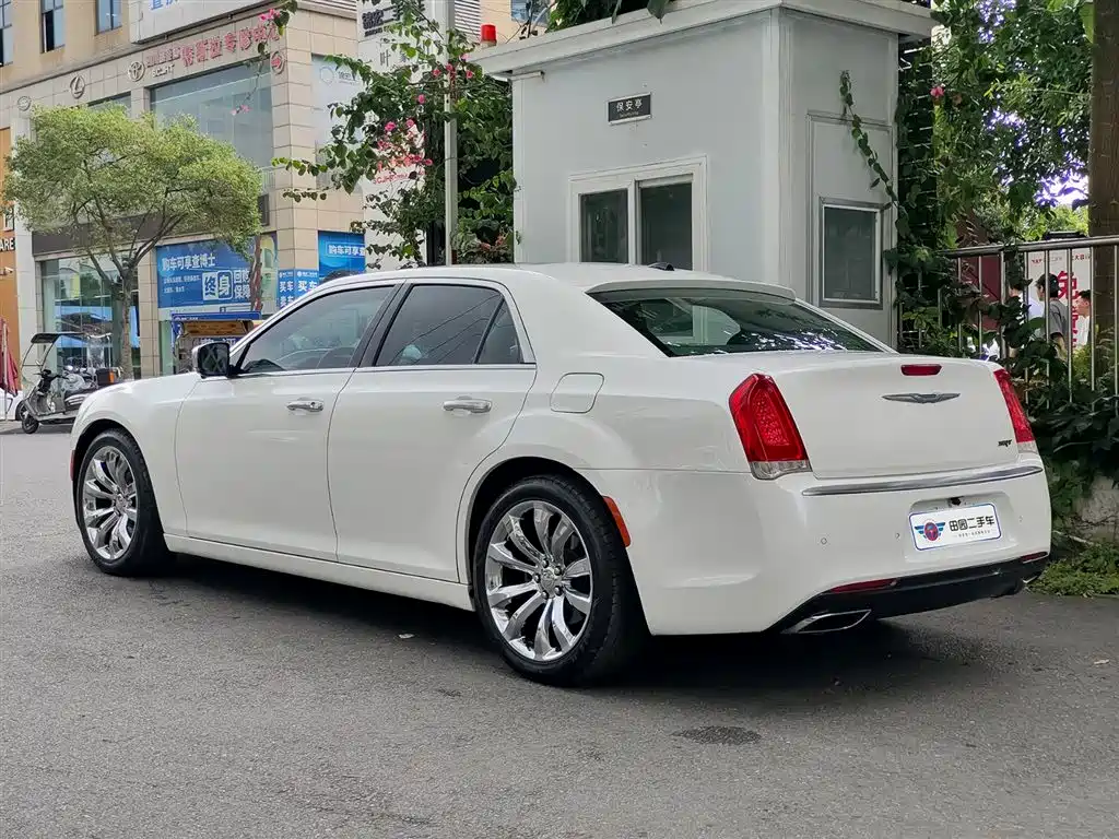 Chrysler 300C (Import) 2016 3.0L Beyond Edition фото 4