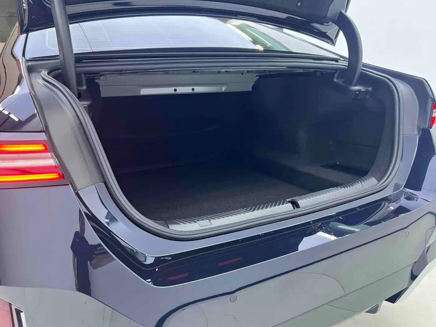 BMW 5 Series 2024 530Li Leading M Sport Package фото 22