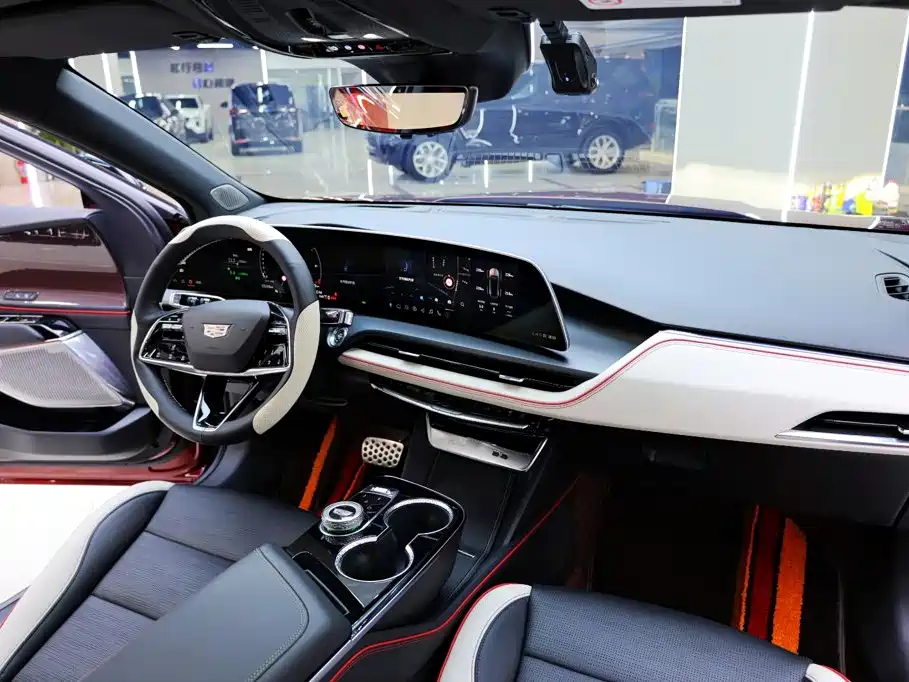 Cadillac GT4 2023 2023 28T Platinum Edition