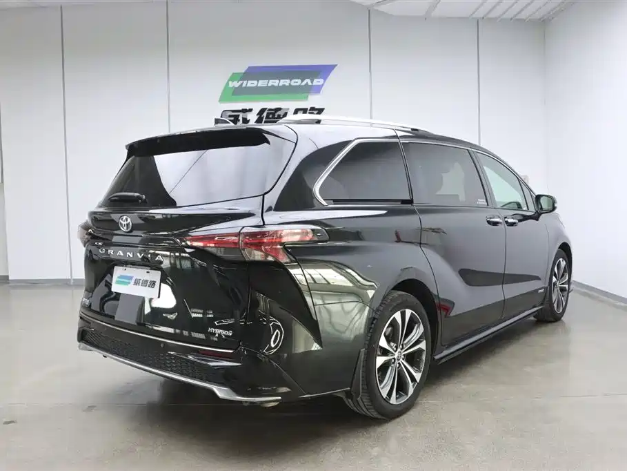 Toyota Granvia 2022 2.5L Hybrid Premium Edition фото 3