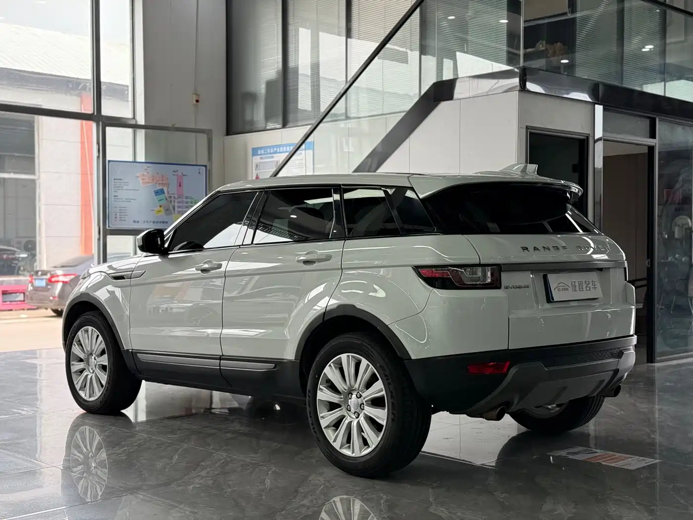 Land Rover Range Rover Evoque 2017 2.0T SE Smart Shine Edition фото 5