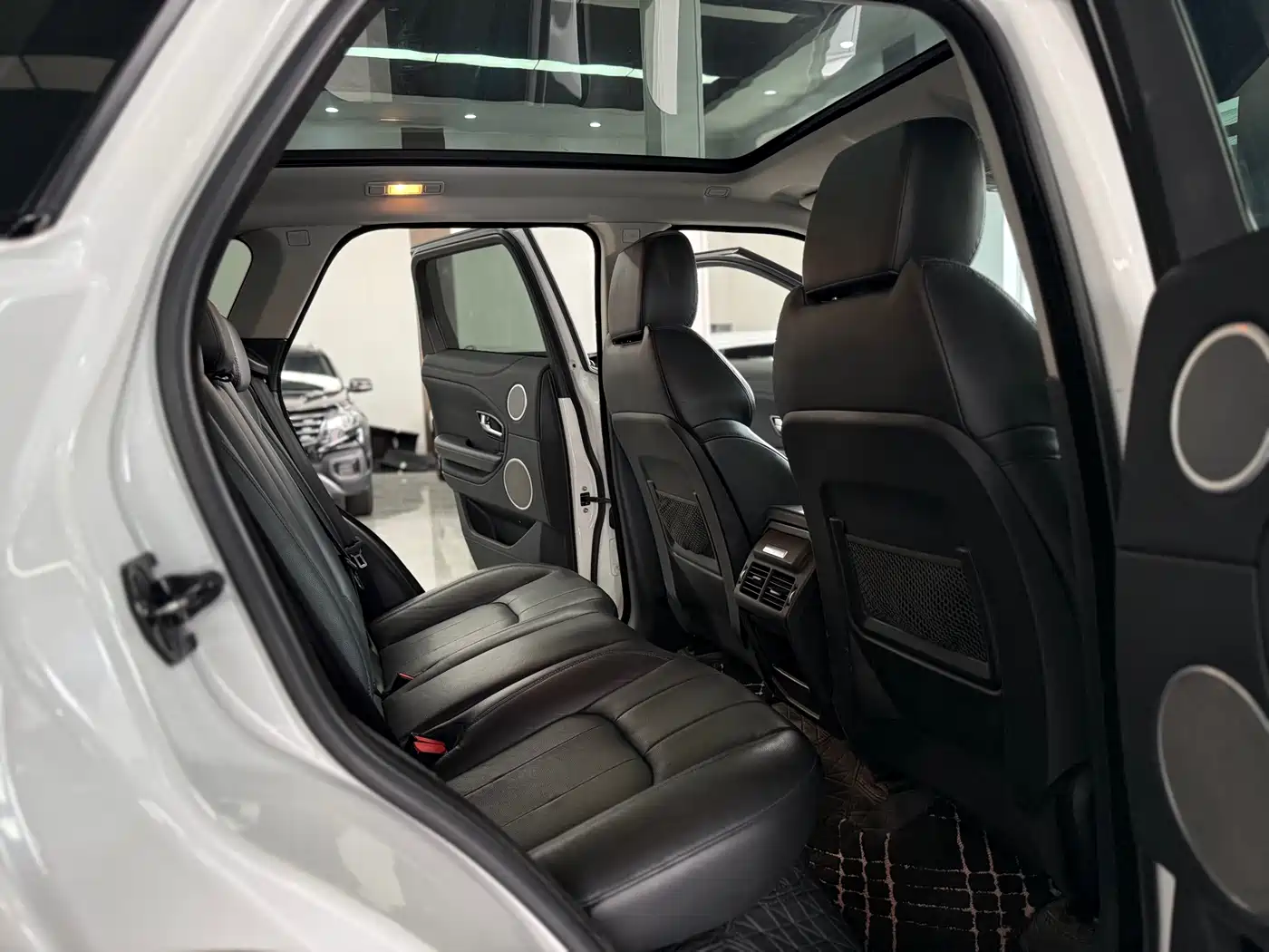 Land Rover Range Rover Evoque 2017 2.0T SE Smart Shine Edition фото 15