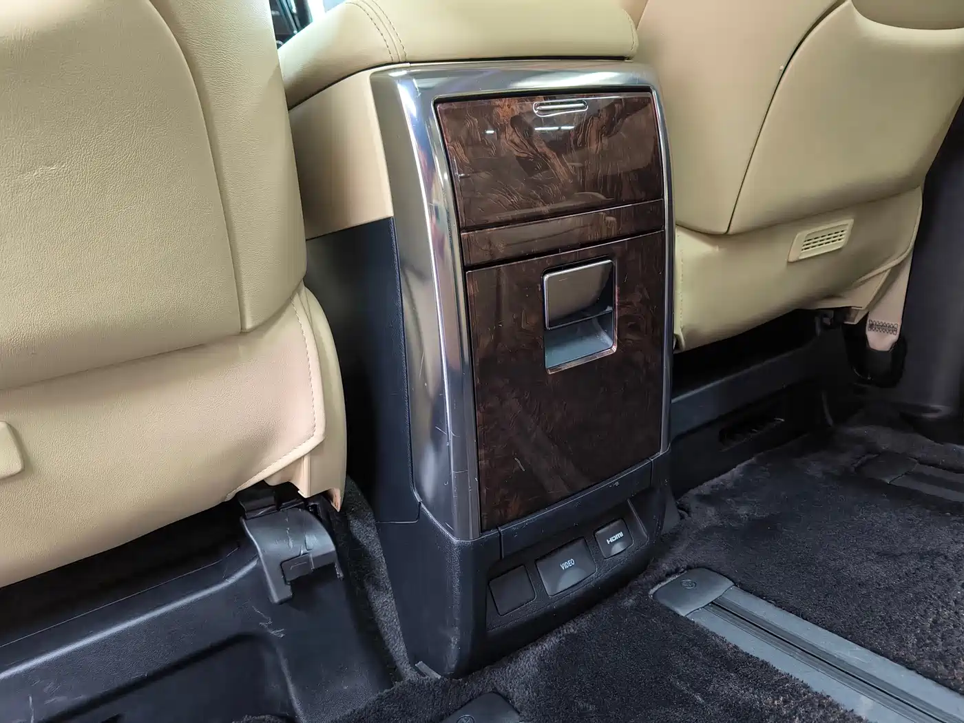Toyota Alphard 2019 Hybrid 2.5L Luxury фото 29