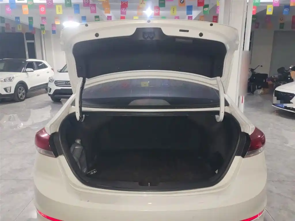 Hyundai Elantra 2016 Model 1.6L Automatic Smart Elite фото 19
